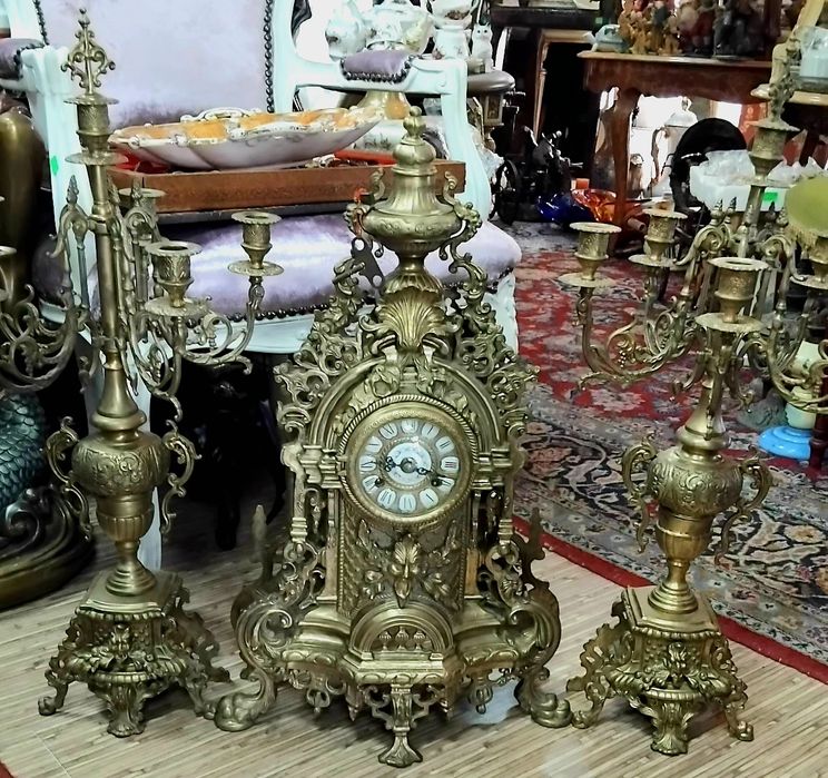 Старинен часовник с два свещника, много красива изработка!