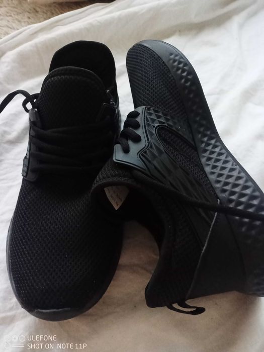 Няколко вида маркови маратонки - " Адмирал", "Kappa", R Island