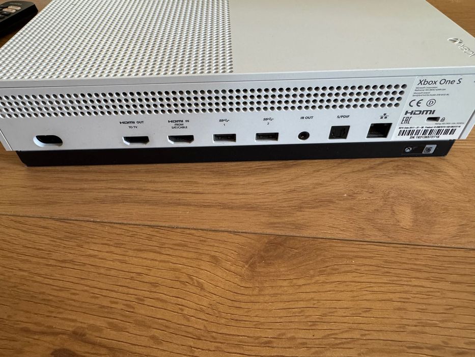 Xbox One S + джойстик 500gb