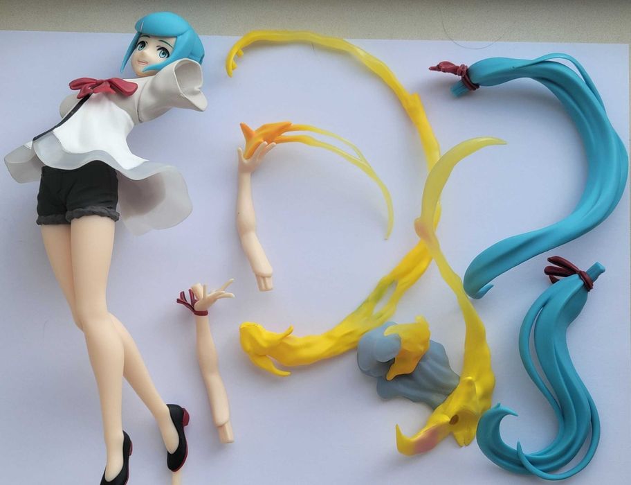 A Hatsune Miku figure new