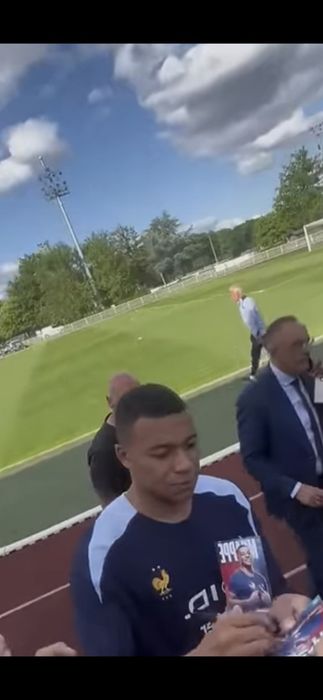 Автографи на Роналдо и Мбапе със снимкови доказателства от подписванет