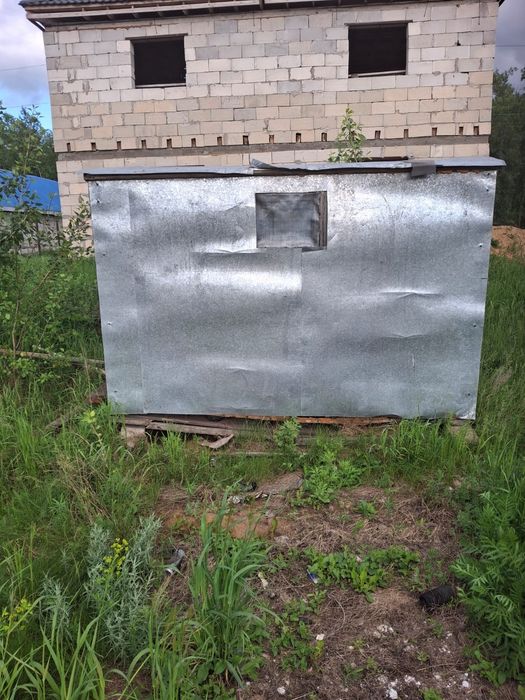 Продам не большой  вагончик(бытовка)