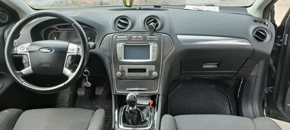Vînd ford monde0