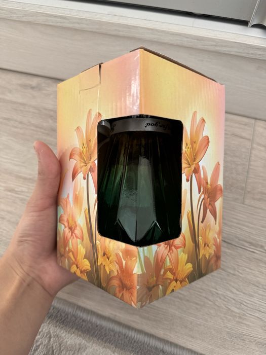 Красивые чашки и ваза