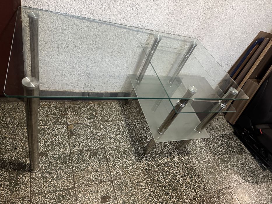 Стъклено бюро с три нива