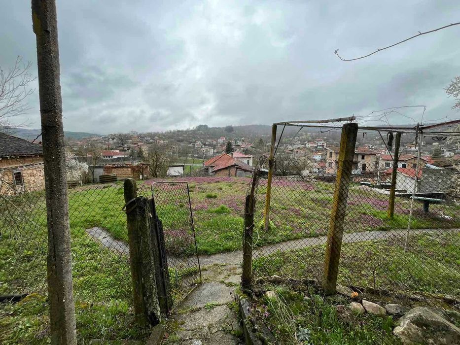 Къща с просторен двор за продажба в с. Средногорово