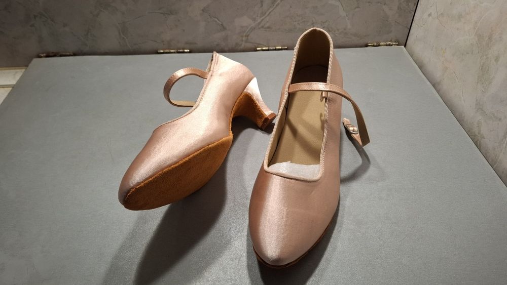 Обувки за спортни танци