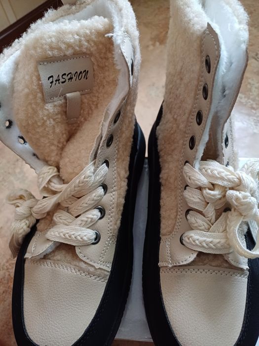 Продам ботинки женские