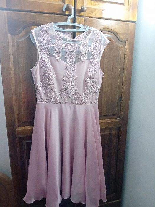 Официална рокля + официална чанта.