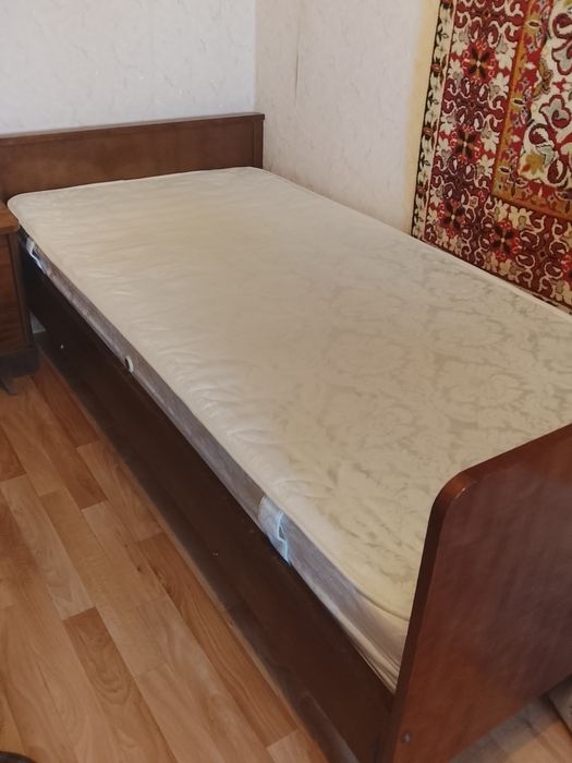 Матрас  190 * 90 светлая обивка