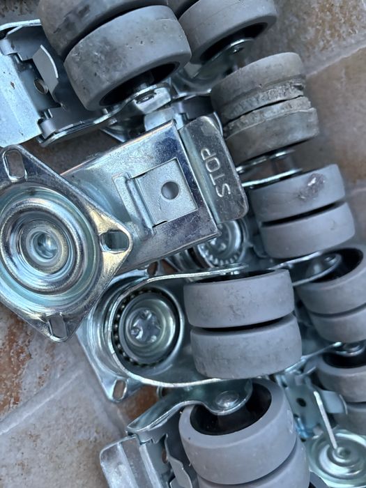 Lot feronerie premium calitate rezistent, role industriale, broaște cu chei, balamale, șine sertar, inox au costat 2400 lei acum 7 luni/ pret:250 ’lei