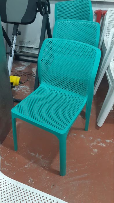 Пластиковые стулья