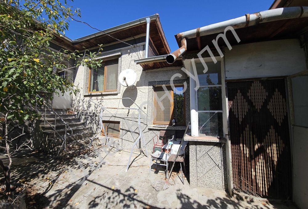 Реновирана тухлена къща в с. Първомайци