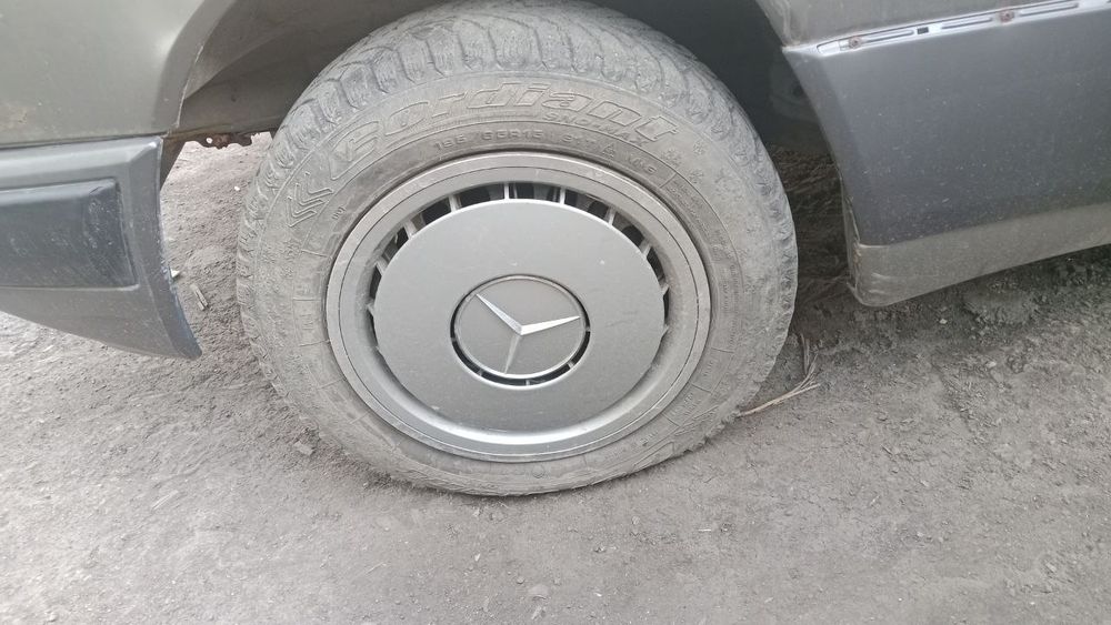 В продаже запчасти на Мерседес 124
