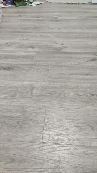 Продам  3 пачки ламинат 32 класс дуб эфес.