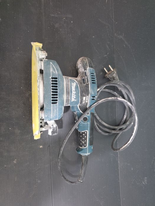 Машина за шкурене Makita квадратна