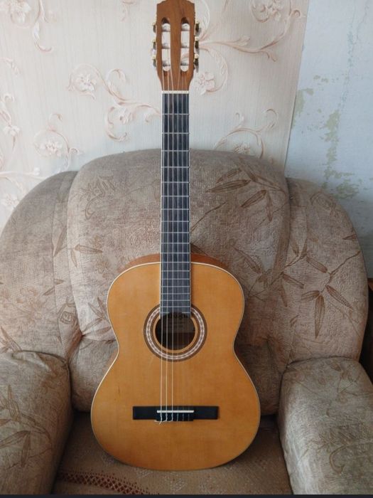 Продам гитару Adagio!!