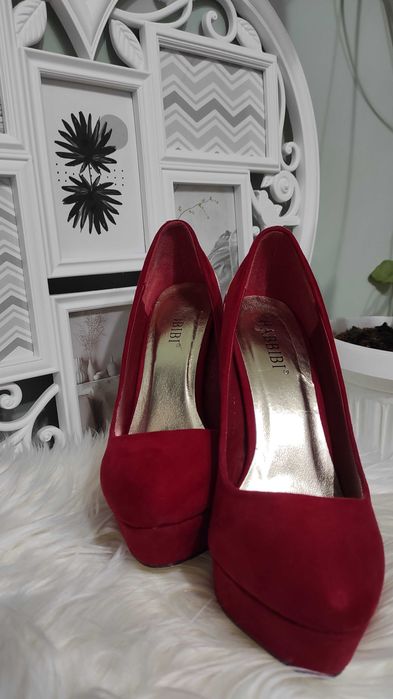 Червени  рокля L и официални обувки 37 номер ,50 лв за двата артикула