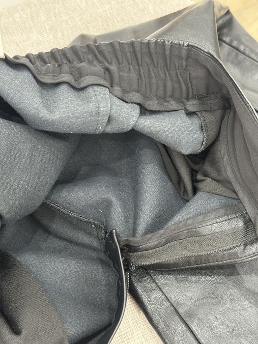 джинсы и кожаные штаны