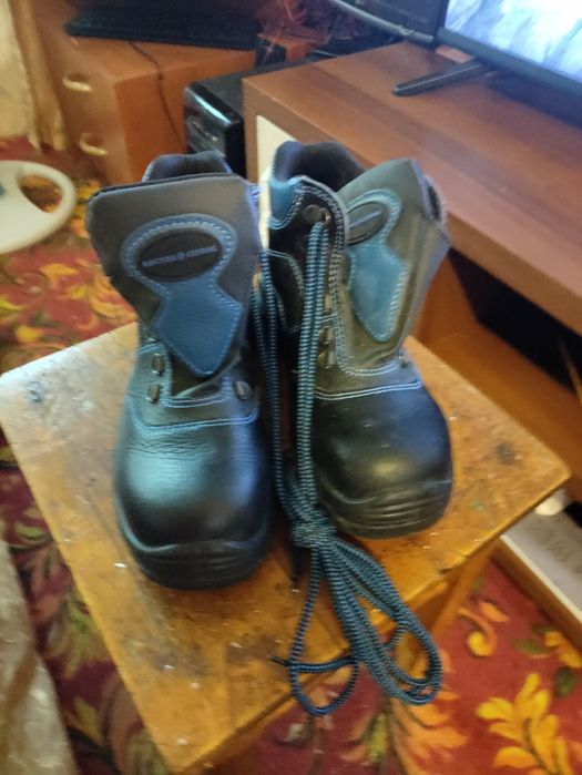 Рабочие ботинки.