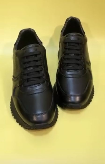 Продам кожаные кроссовки