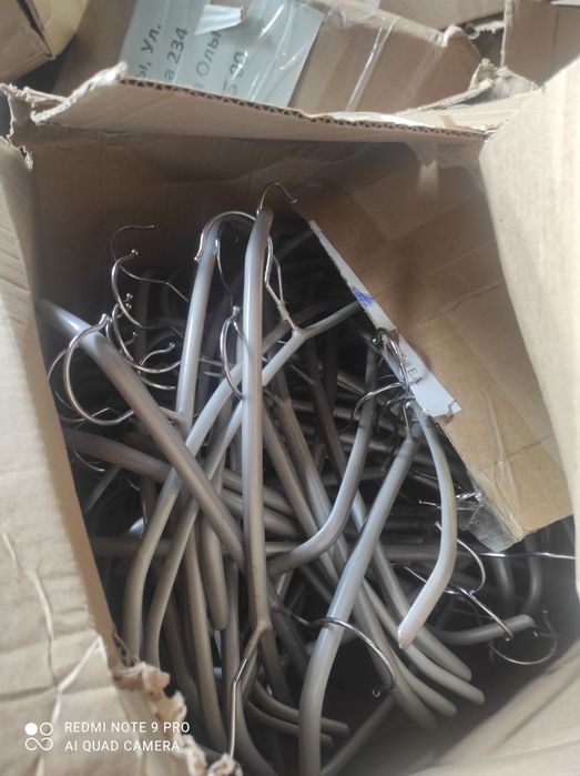 Вешалки разные пластиковые деревянные