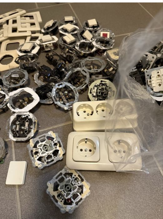 Голям лот висококачествени немски контакти, ключове, капаци и рамки