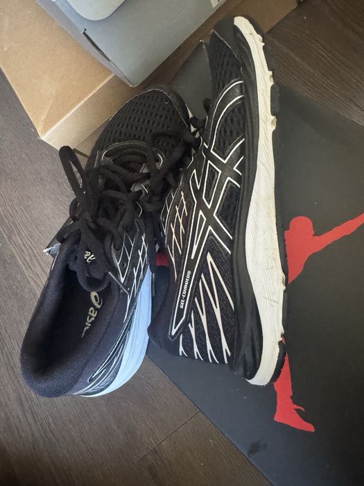 Adidasi asics plasa