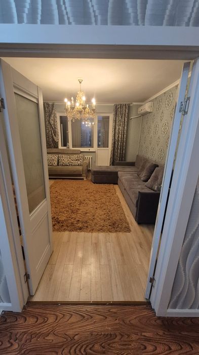 Сдаёт 2 ком. кв. посуточно