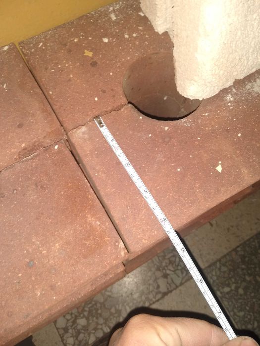 Огнеупорни тухли - червени (стават за коминно тяло) - 3лв.