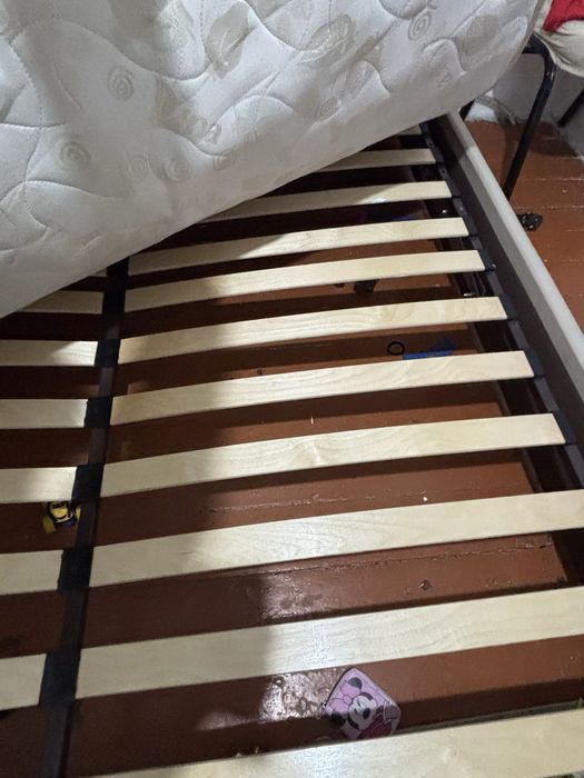 кровать с матрасом