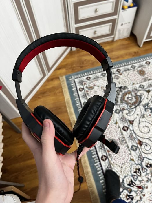 Продам наушник красный