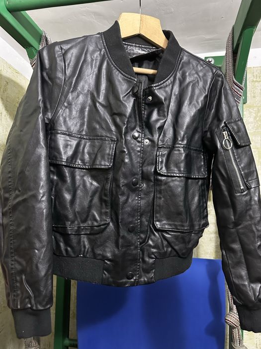 Продаются куртки б/у,2-кожаные.7-обычные.За все 200тысяч.