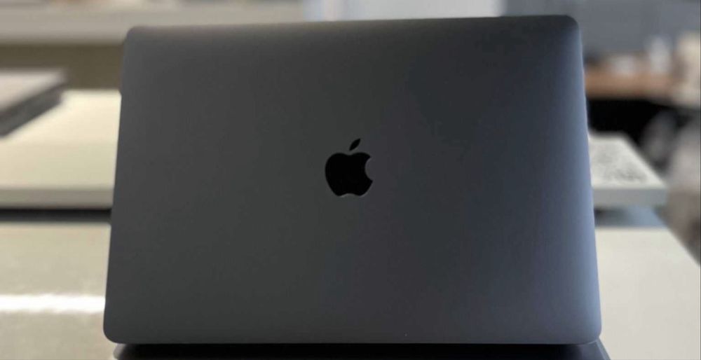 Apple Macbook Pro 13”,3  i5 1TB ssd Touchbar