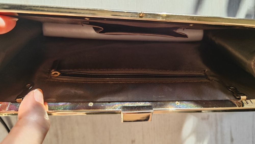 Дамска чанта от лак и златно закопчаване