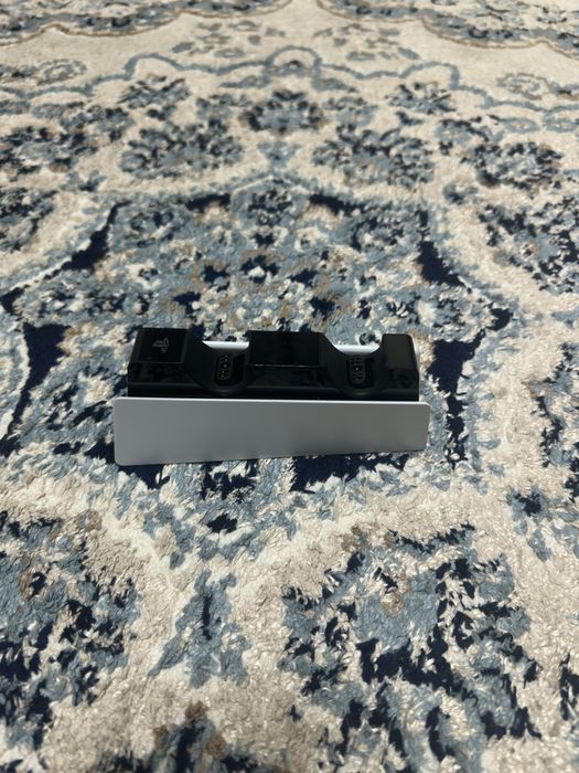 Продам безпроводную зарядку для Ps5