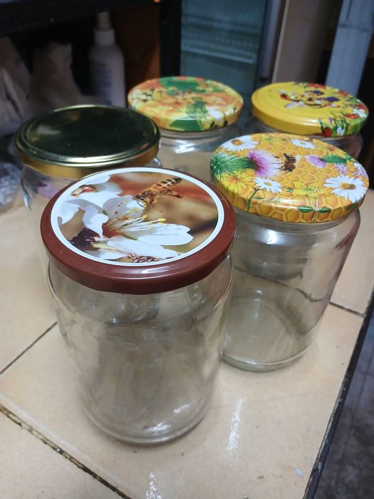 Продавам празни буркани с винтове и са от мед с капачки,има и без винт