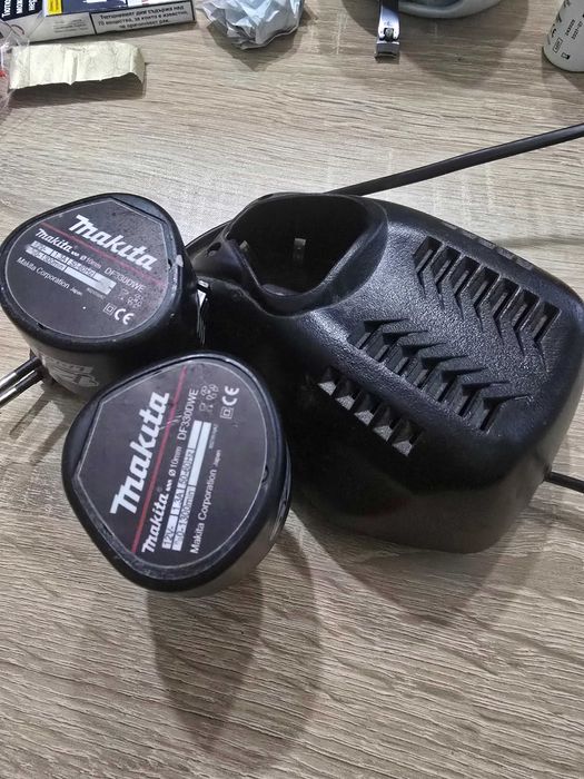 2 броя батерия и зарядно makita