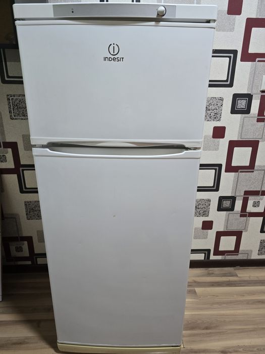 Холодильник indesit