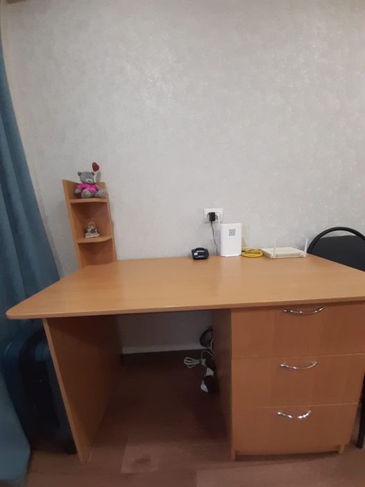 Продам стол тумбовый