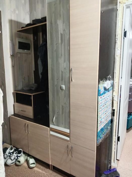 Продам прихожую Шкаф
