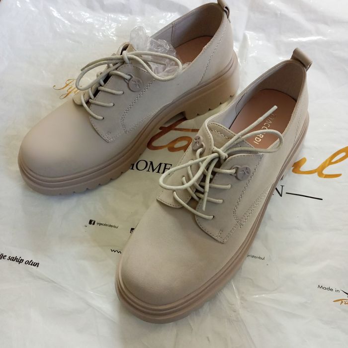 Женские кроссовки