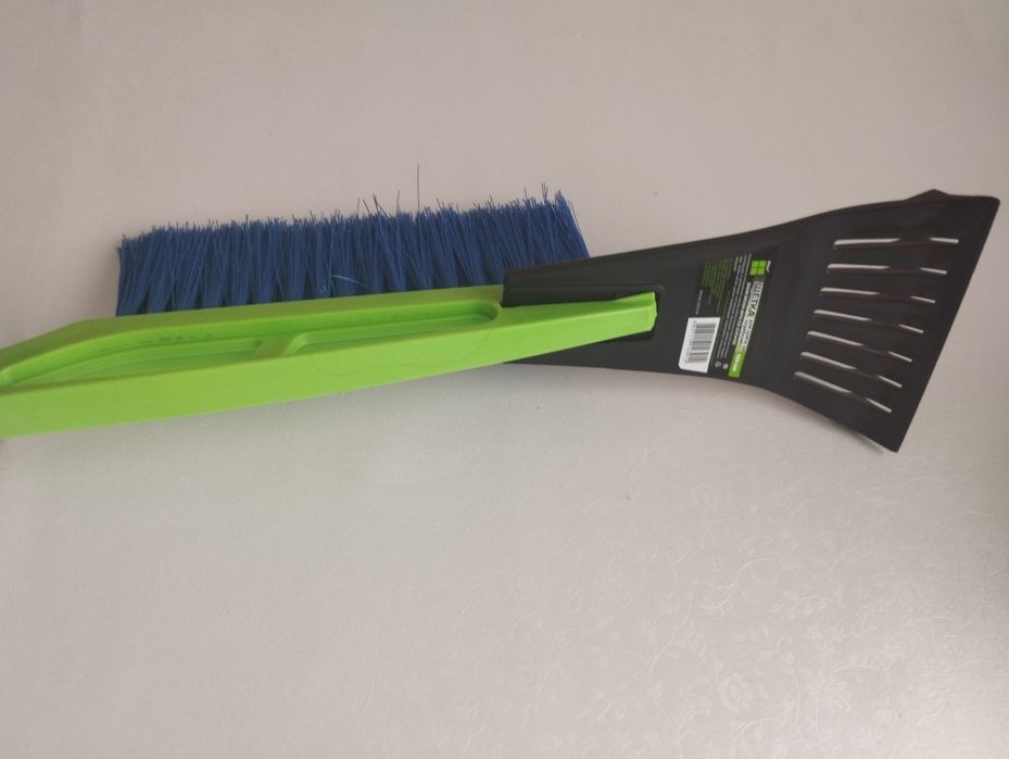 Щётка для снега со скребком