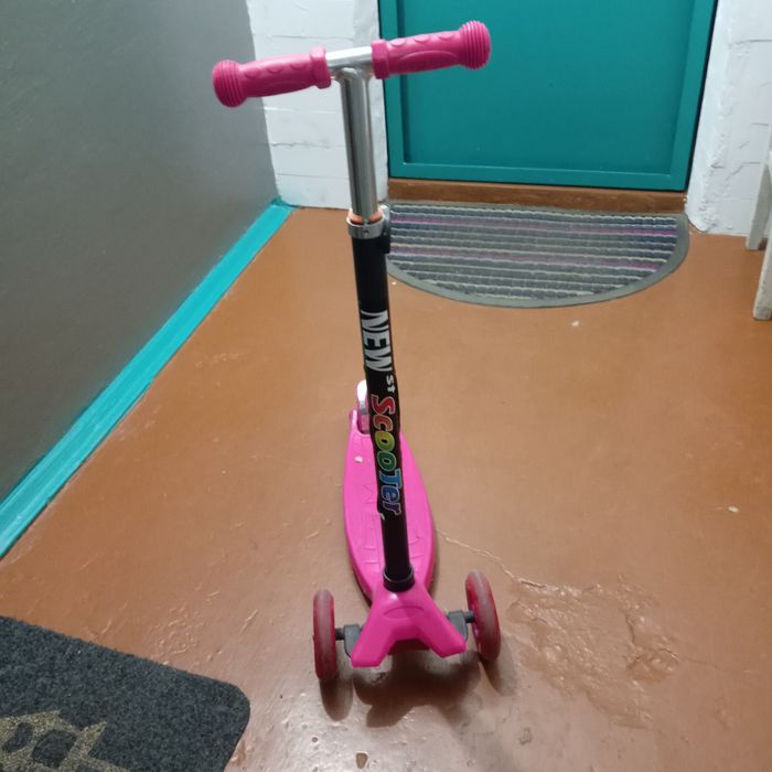 Самакат детскии розового цвета