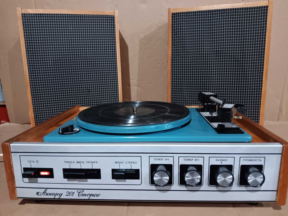 Pick-up Akkord 201, amplificator vintage Frank 245, tuner Schneider, casetofon Saba