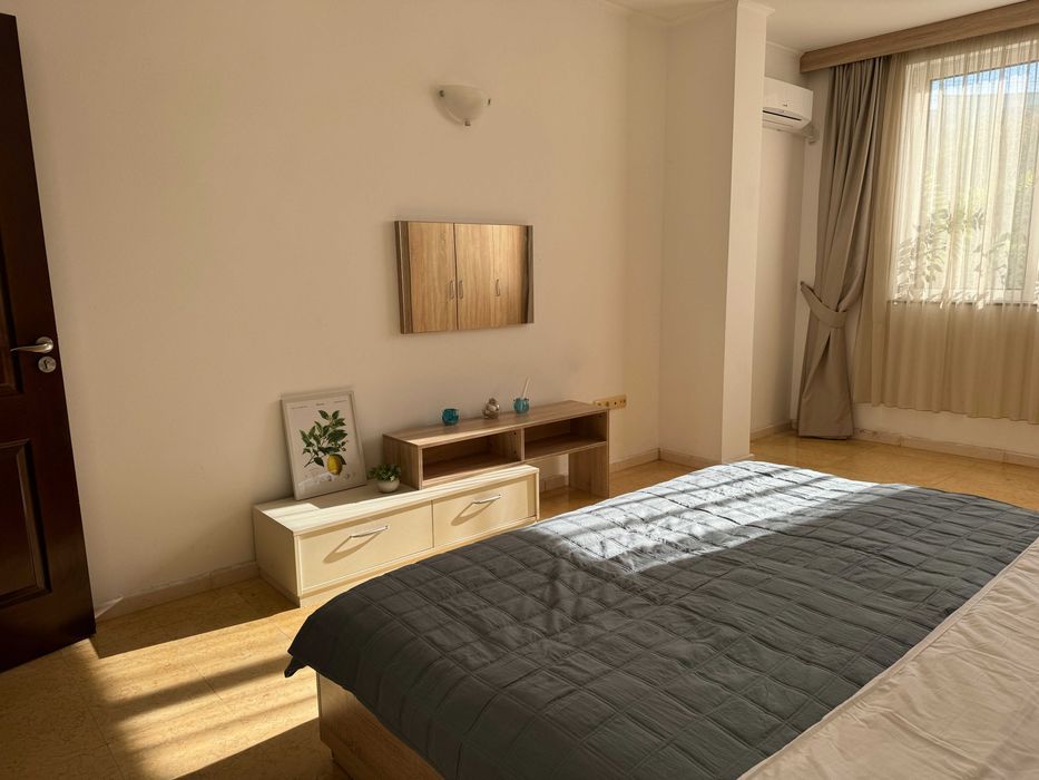 ТОП ЛОКАЦИЯ | Голям тристаен на първа линия плаж,  басейн и паркомясто