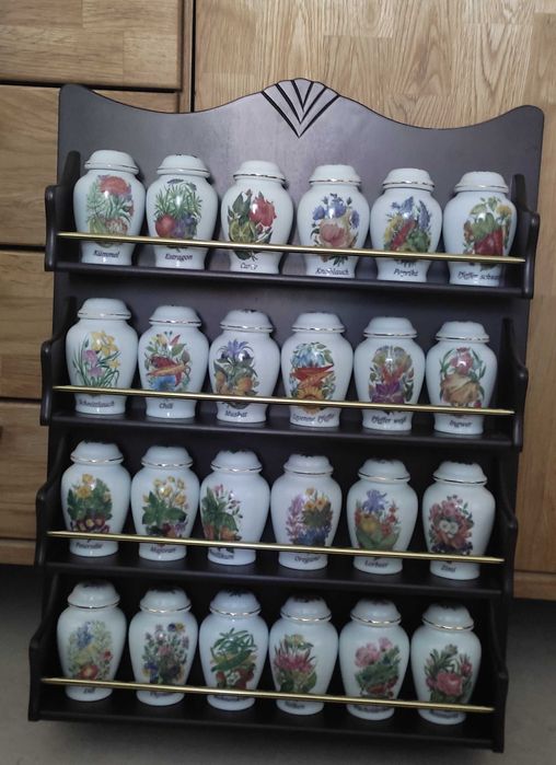 Пълен комплект  24 порцеланови съда за подправки с оригинална етажерка