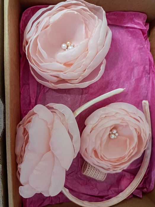 Шнола, диадема и гривна с цветя и перли - ръчно изработен комплект