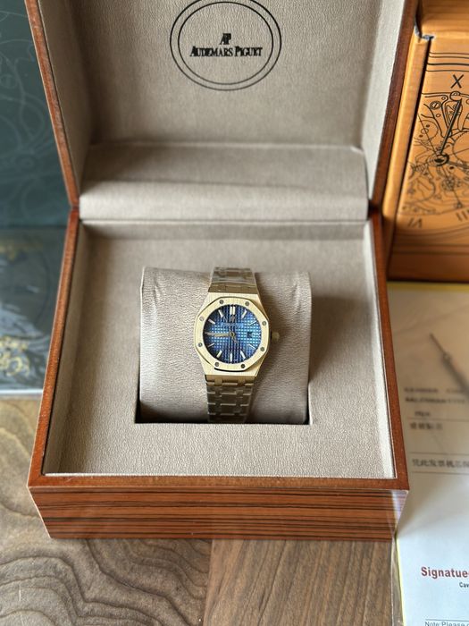 Audemars Piguet Royal Oak Gold and Blue Quartz 33 mm - дамски модел