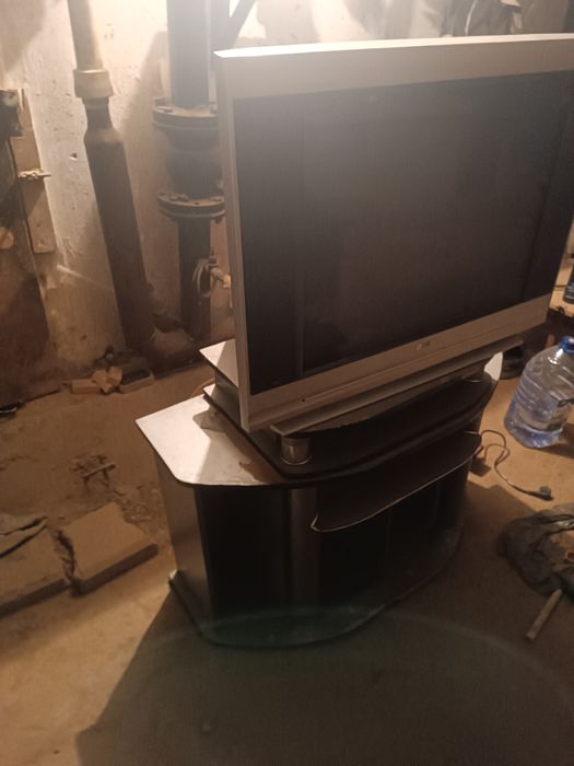 Televizor sotiladi LG eski variant ishlaydi hammayogʻi.